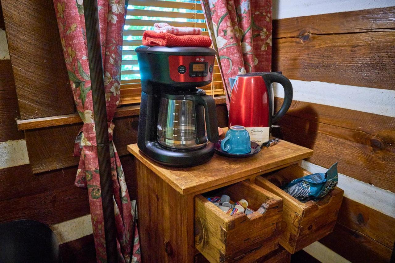 Creekwalk Inn Bed And Breakfast With Cabins Cosby Dış mekan fotoğraf