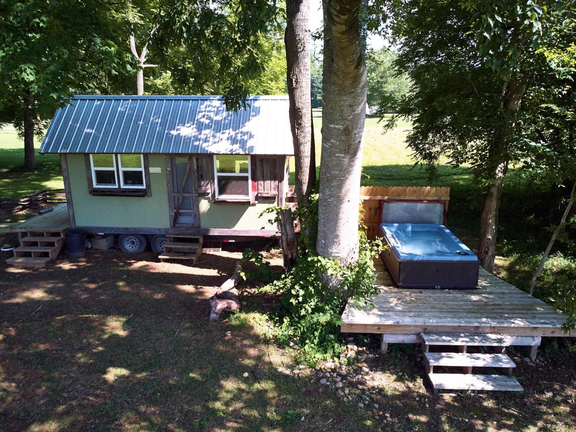 Creekwalk Inn Bed And Breakfast With Cabins Cosby Dış mekan fotoğraf