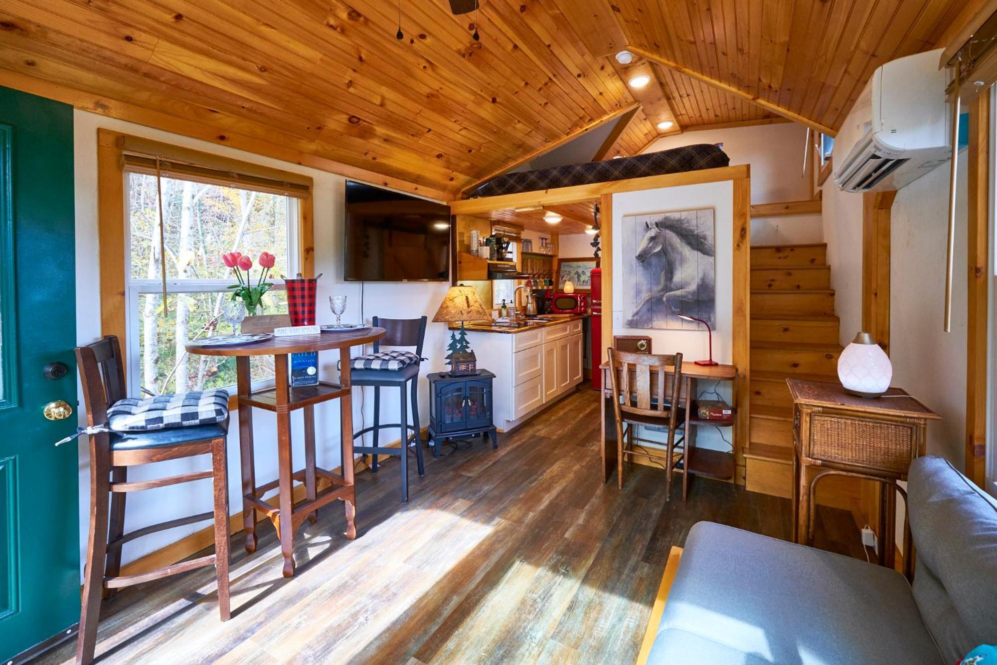 Creekwalk Inn Bed And Breakfast With Cabins Cosby Dış mekan fotoğraf